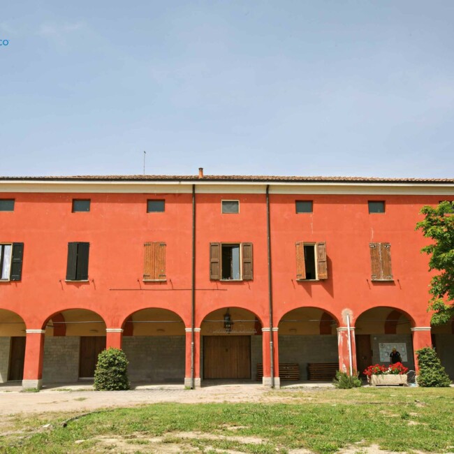 Il team di Risaia del Duca unisce passione e dedizione per un’agricoltura sostenibile e rispettosa dell’ambiente, promuovendo benessere animale ed economia circolare. risaia-del-duca-ingresso-esterno